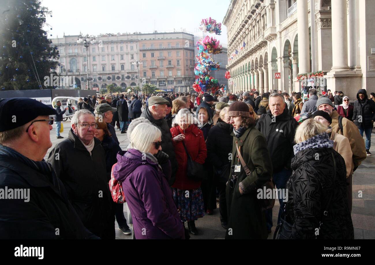 Foto LaPresse - Vince Paolo Gerace 26/12 /2018  - Milano (MI)   Cronaca  Gente in centro feste Santo Stefano  Nella foto Gente in Piazza Duomo in occasione delle festivit&#xe0; di Santo Stefano Stock Photo