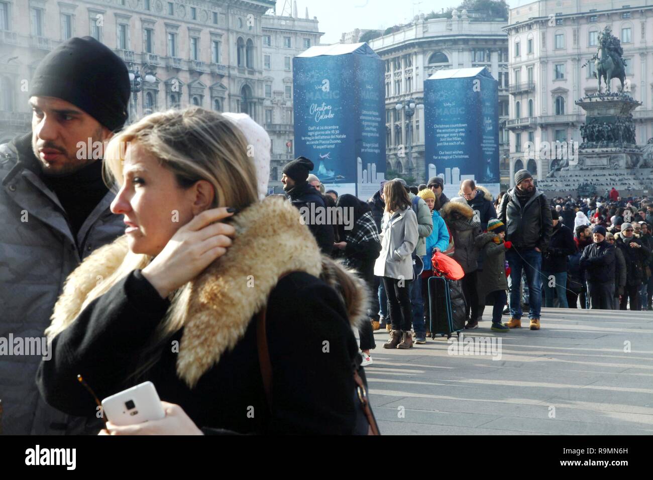 Foto LaPresse - Vince Paolo Gerace 26/12 /2018  - Milano (MI)   Cronaca  Gente in centro feste Santo Stefano  Nella foto Gente in Piazza Duomo in occasione delle festivit&#xe0; di Santo Stefano Stock Photo