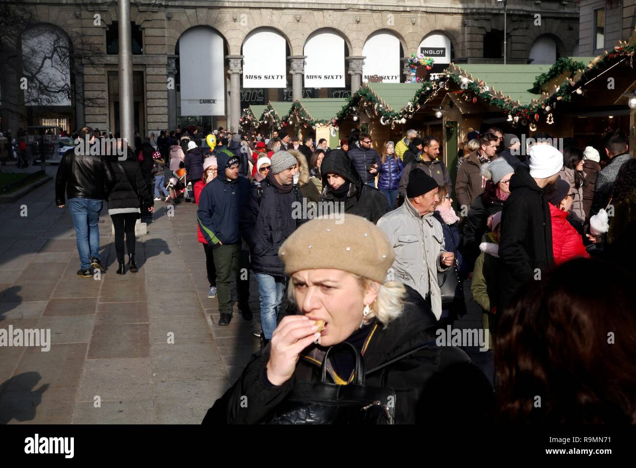 Foto LaPresse - Vince Paolo Gerace 26/12 /2018  - Milano (MI)   Cronaca  Gente in centro feste Santo Stefano  Nella foto Gente in Piazza Duomo in occasione delle festivit&#xe0; di Santo Stefano Stock Photo