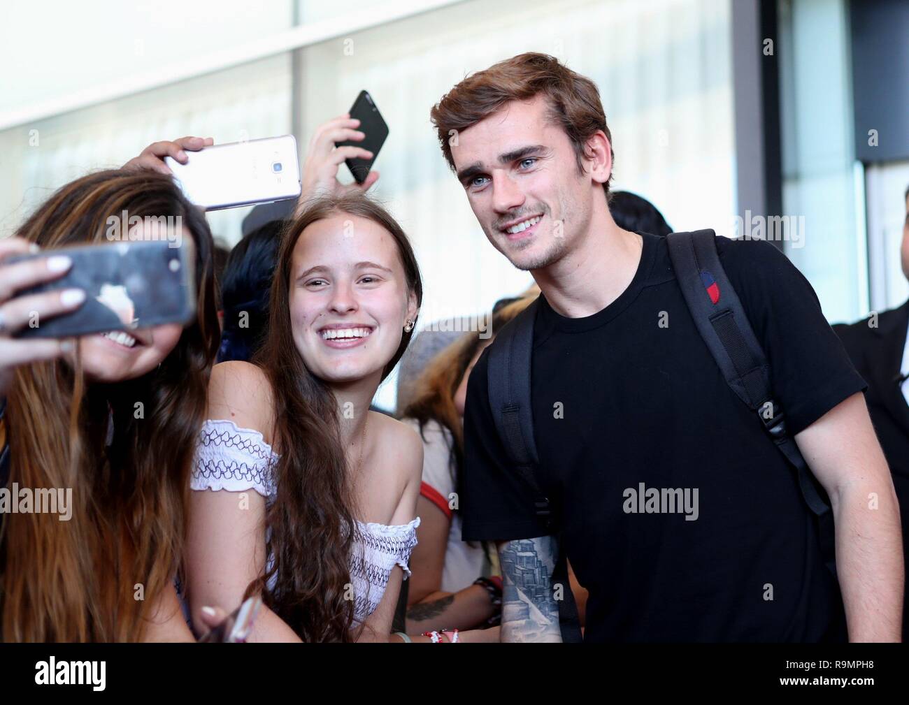 Montevideo Uruguay 26th Dec 2018 Atletico De Madrid S French Footballer Antoine Griezmann Attends Fans On His Arrival In Montevideo Uruguay 26 December 2018 Griezmann Who Arrived In Uruguay Today To Attend The