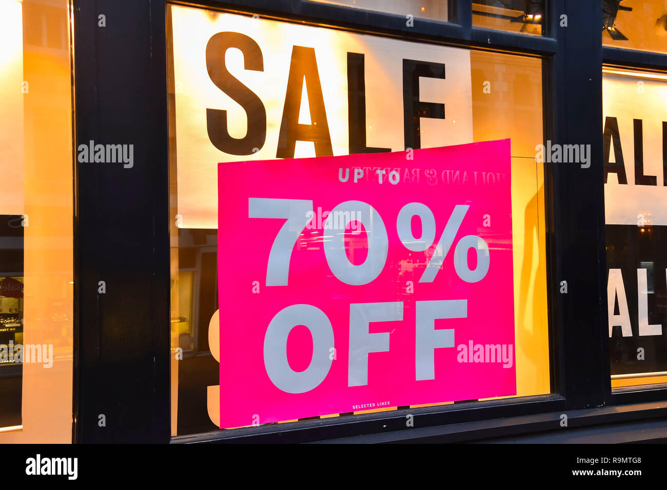 Topshop sale hi-res stock photography and images - Page 2 - Alamy