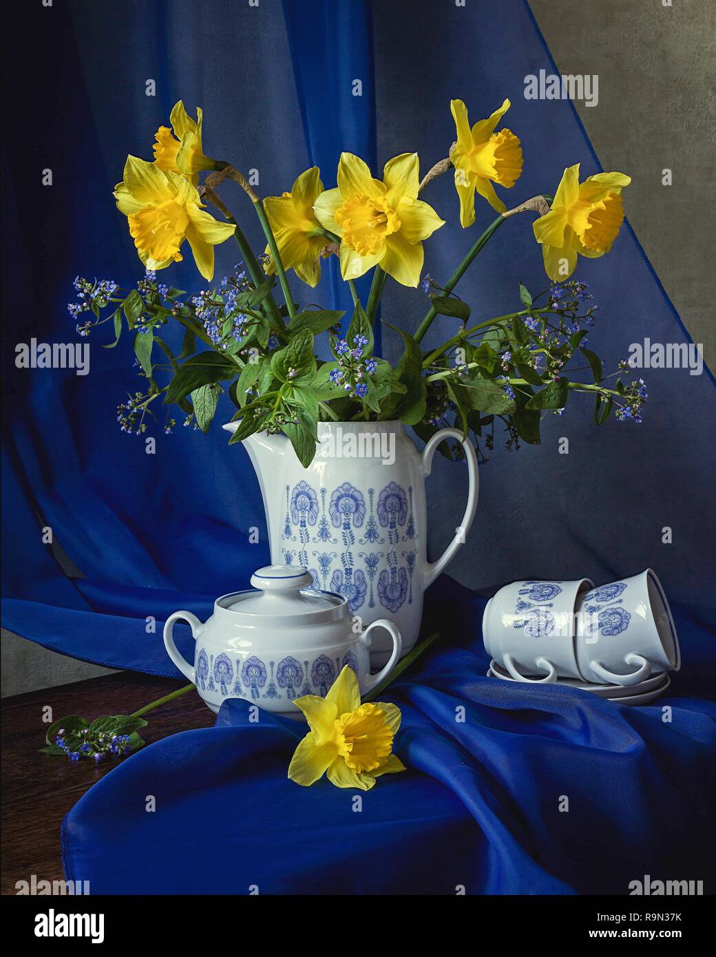 Still life with bouquet of yellow daffodils Stock Photo - Alamy
