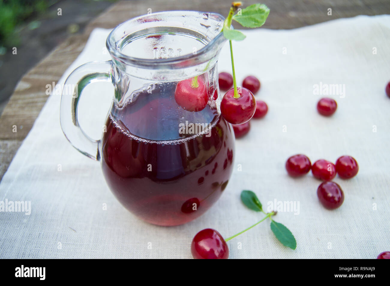 Морс клюква смородина. Графин с вином в живописи. Морс в графине натюрморт. Вишневый сок на белом фоне. Морс вишневый.