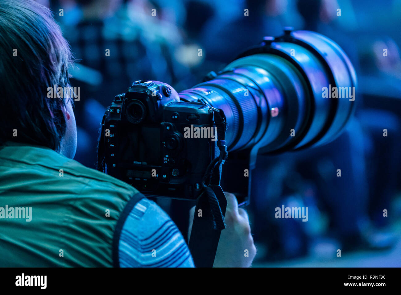 Journalist photographer with a telephoto lens at work Stock Photo - Alamy