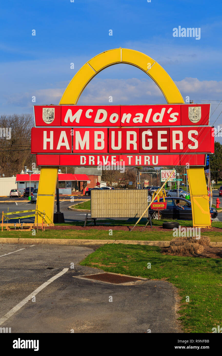 Mcdonalds golden arch sign hi-res stock photography and images - Alamy