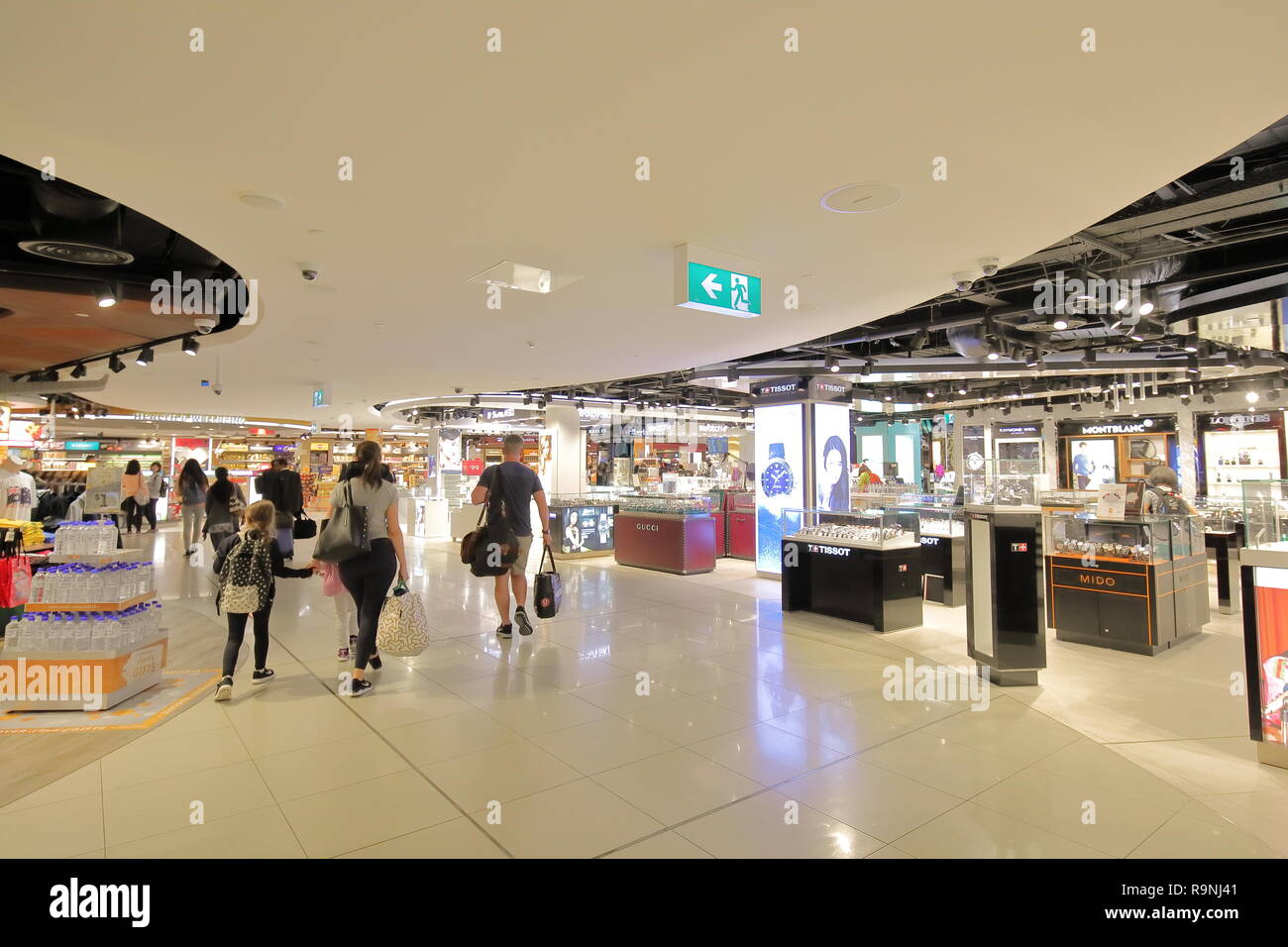 People shop at tax free shops at Melbourne International airport in  Melbourne Australia Stock Photo - Alamy