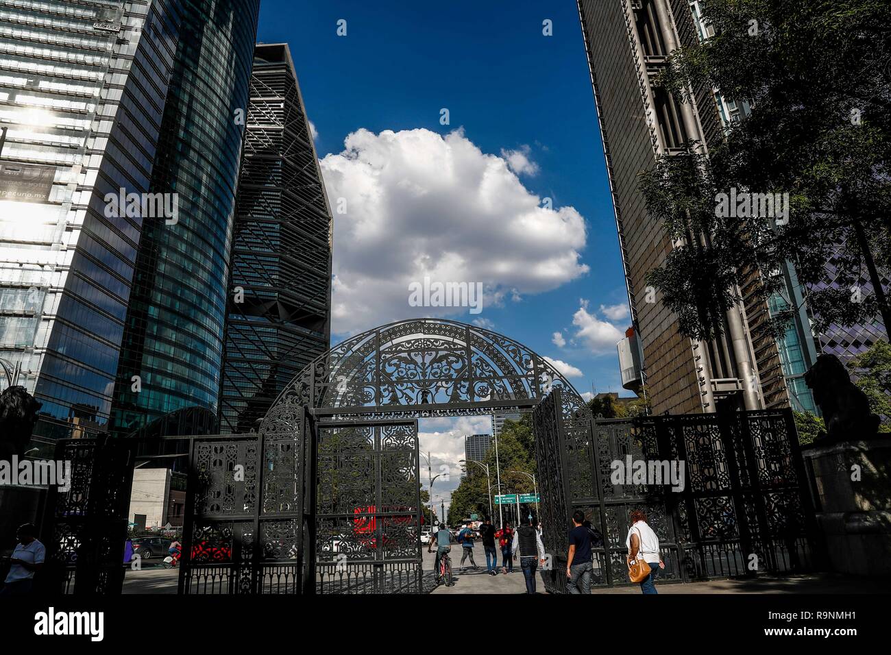 Rejas del bosque de chapultepec y edificios de Reform. parque urbano en la ciudad de méxico.  (Foto: Luis Gutierrez / NortePhoto.com).    Chapultepec  Stock Photo