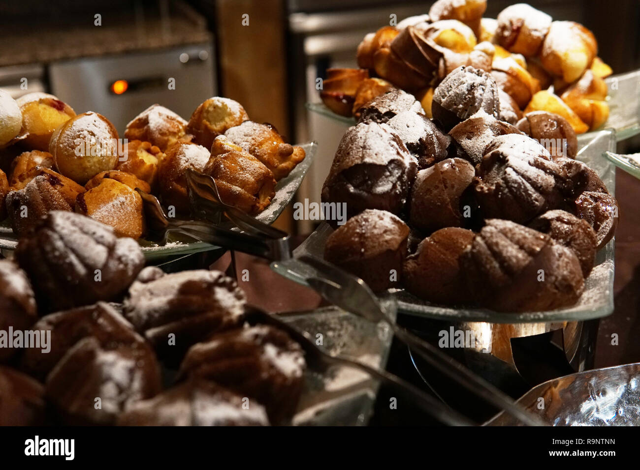 delicious fresh bread buns cupcakes bakery restaurant Stock Photo Alamy