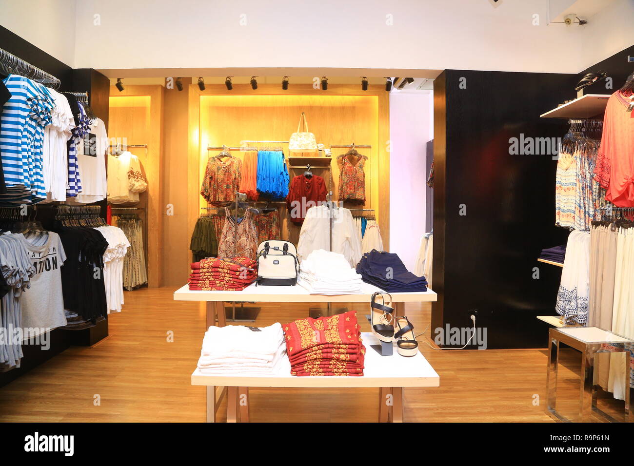 Colombo shopping mall hi-res stock photography and images - Page 2 - Alamy
