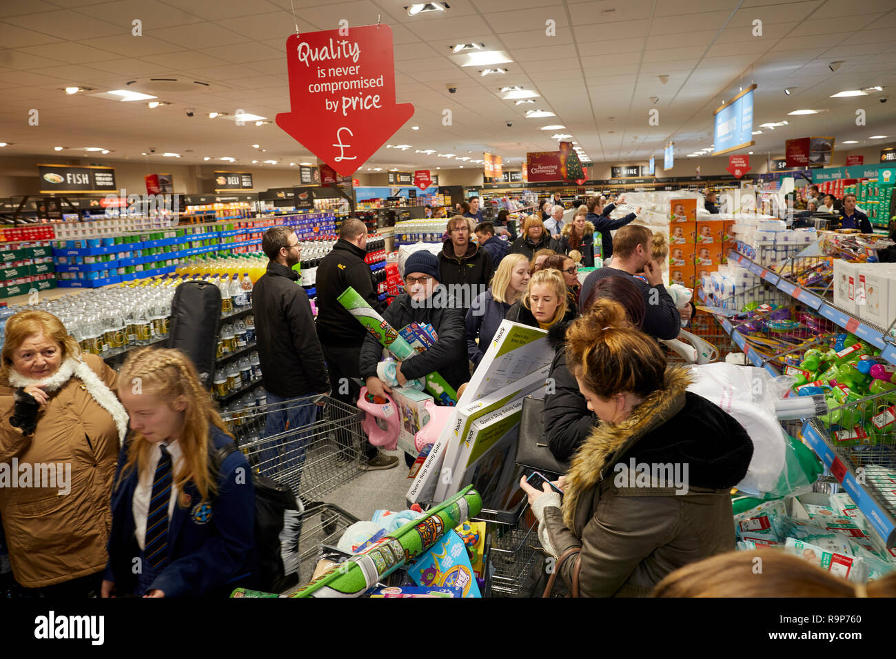 aldi-sandbatch-cheshire-busy-crowded-store-as-people-rush-to-grab-bargain-buys-offers-R9P760.jpg