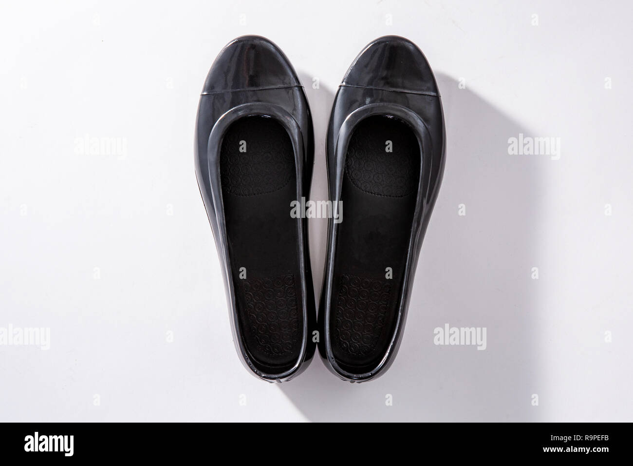 black rubber shoes for ladies