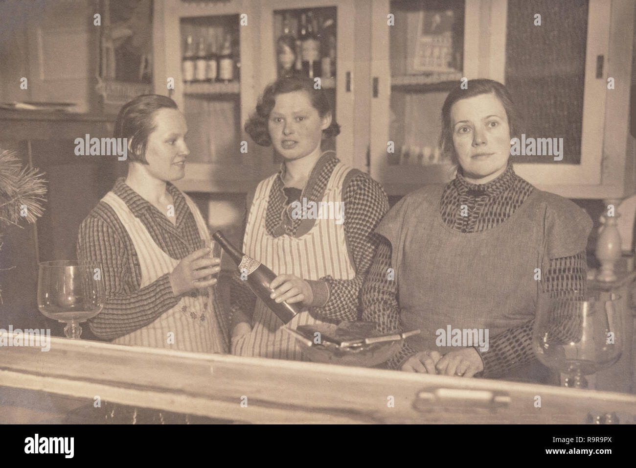 1930s women full body hi-res stock photography and images - Alamy