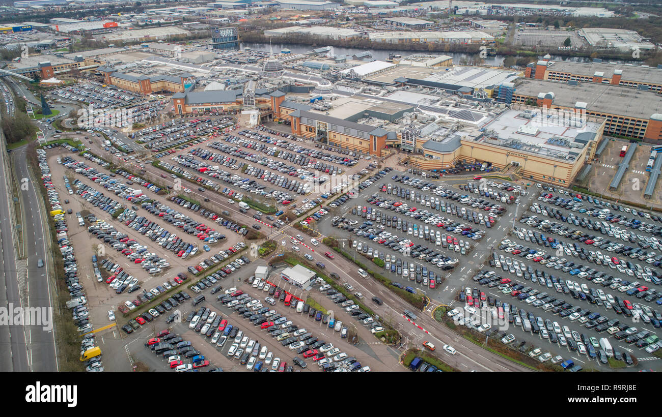 the-full-car-parks-in-lakeside-shopping-centre-in-thurrock-essexon-boxing-day-morning-with-shoppers-hoping-for-a-sales-bargin-R9RJ8E.jpg