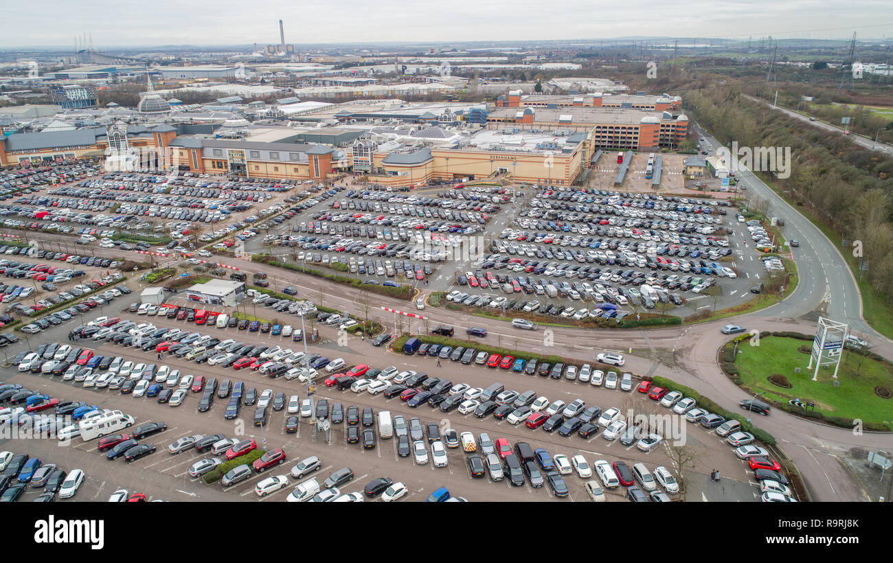 the-full-car-parks-in-lakeside-shopping-centre-in-thurrock-essexon-boxing-day-morning-with-shoppers-hoping-for-a-sales-bargin-R9RJ8K.jpg