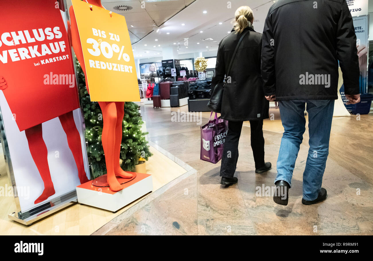 Hannover, Germany. 27th Dec, 2018. Passersby walk through a shopping