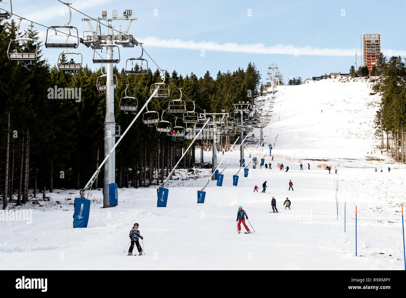 Braunlage, Germany. 27th Dec, 2018. Winter sports enthusiasts on skis ski a  downhill run on the Hexenritt. On the witch ride at Wurmberg in the Harz,  the winter sports season has begun