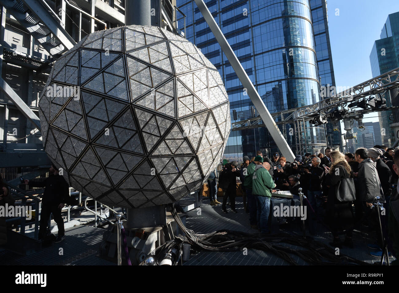 New York, USA. 27th Dec 2018. Landmark Signs workers install 192 new Waterford Crystal triangles, featuring this year's 'Gift of Harmony' design, on the Times Square New Year's Eve Ball on December 27, 2018 in New York. Credit: Erik Pendzich/Alamy Live News Stock Photo