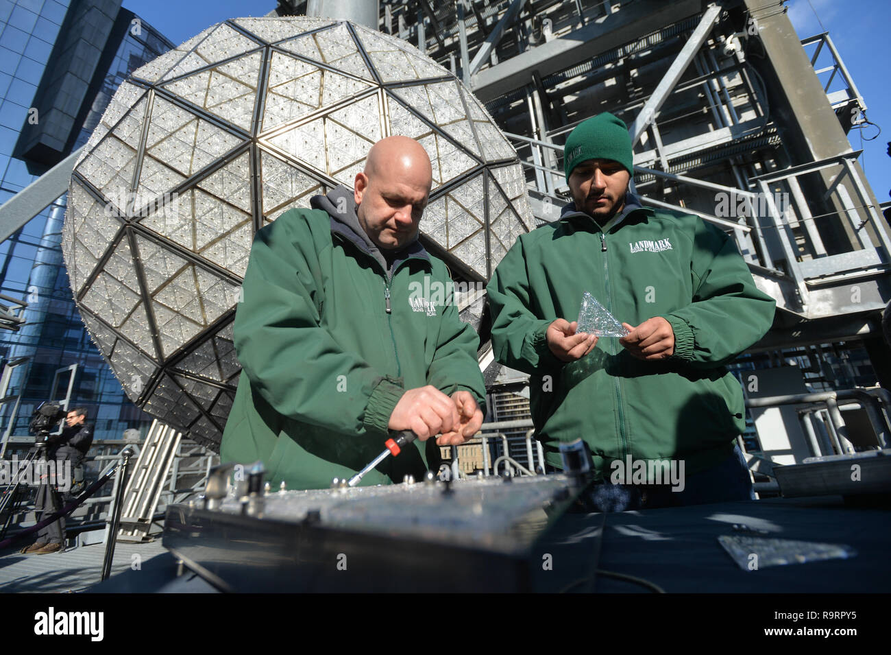 New York, USA. 27th Dec 2018. Landmark Signs workers install 192 new Waterford Crystal triangles, featuring this year's 'Gift of Harmony' design, on the Times Square New Year's Eve Ball on December 27, 2018 in New York. Credit: Erik Pendzich/Alamy Live News Stock Photo