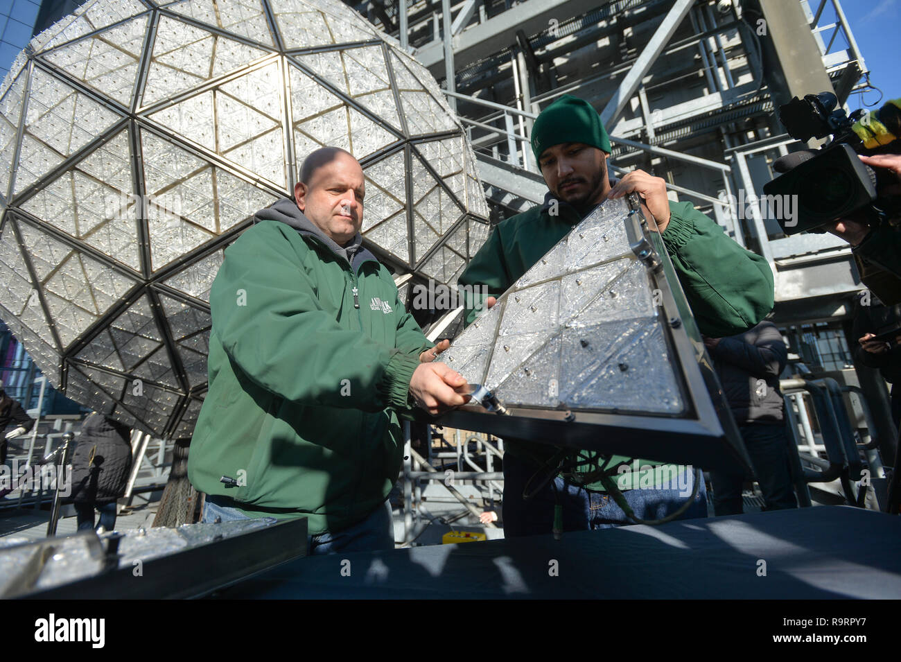 New York, USA. 27th Dec 2018. Landmark Signs workers install 192 new Waterford Crystal triangles, featuring this year's 'Gift of Harmony' design, on the Times Square New Year's Eve Ball on December 27, 2018 in New York. Credit: Erik Pendzich/Alamy Live News Stock Photo