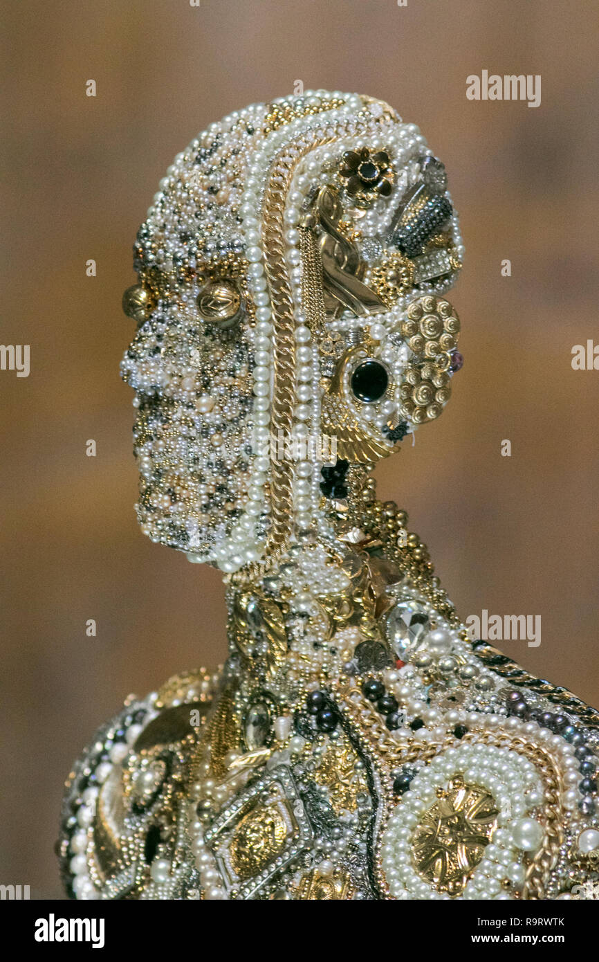 Resin jewellery hi-res stock photography and images - Page 6 - Alamy