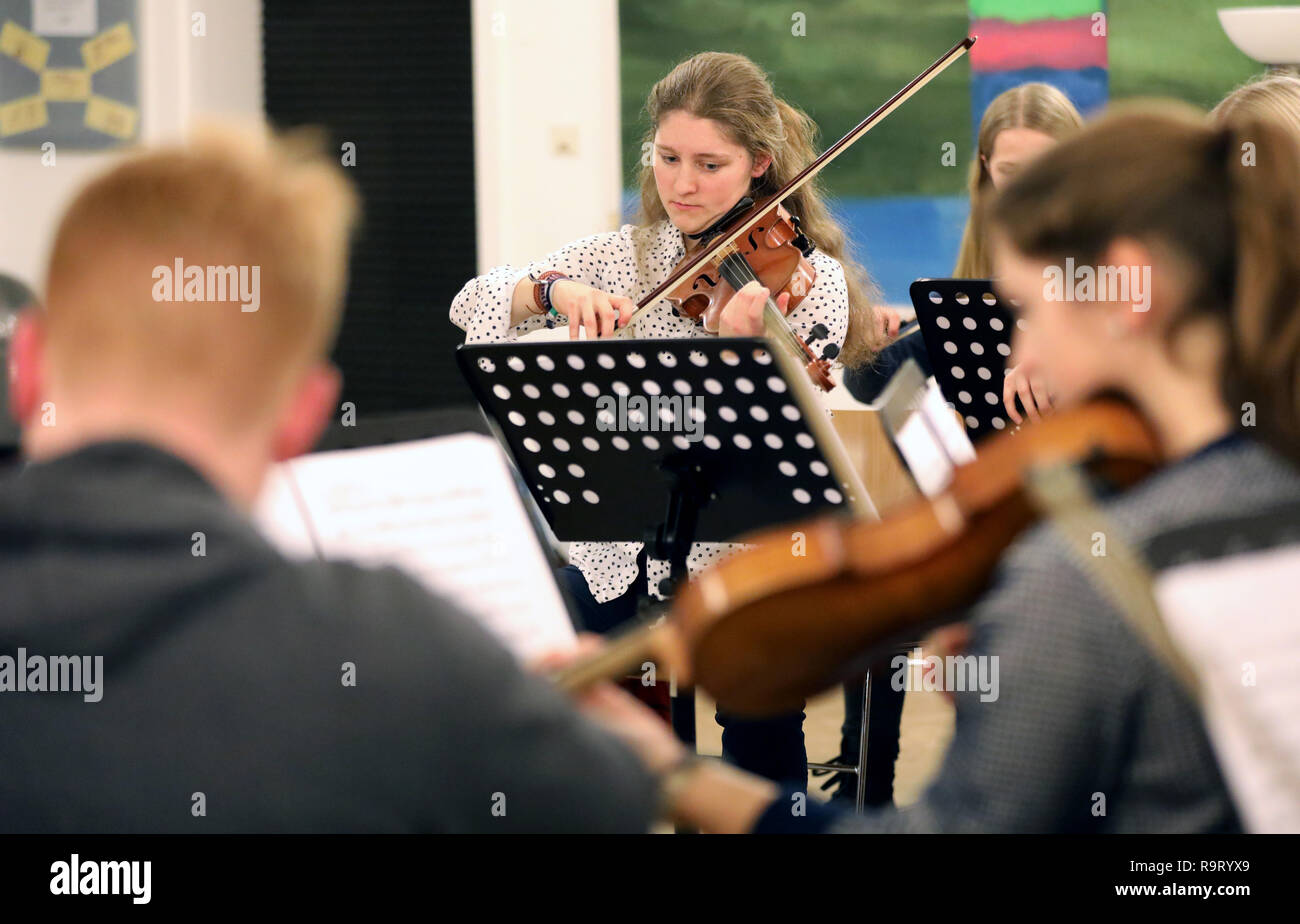 19 December 2018, Mecklenburg-Western Pomerania, Schwerin: Marie Leithold (19), concert master of the Schwerin Youth Symphony Orchestra, plays together with the 60 girls and boys between the ages of 12 and 19 at a chaos rehearsal, the first rehearsal for a new programme. According to estimates, more than 150,000 children play in Germany about 5,000 children's and youth orchestras. They range from simple playing circles to full symphony orchestras. Photo: Bernd Wüstneck/dpa Stock Photo