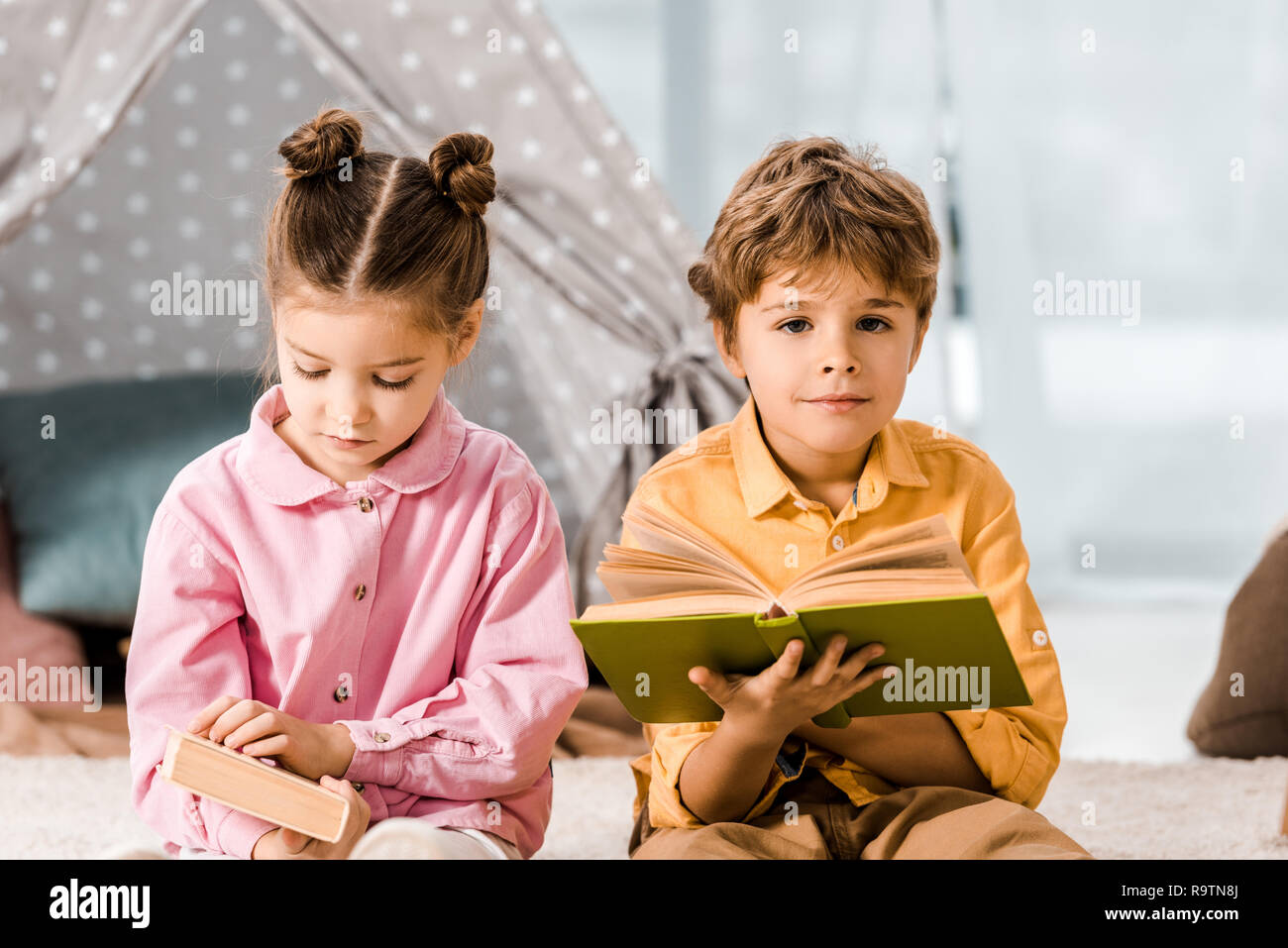 Children reading books hi-res stock photography and images - Alamy