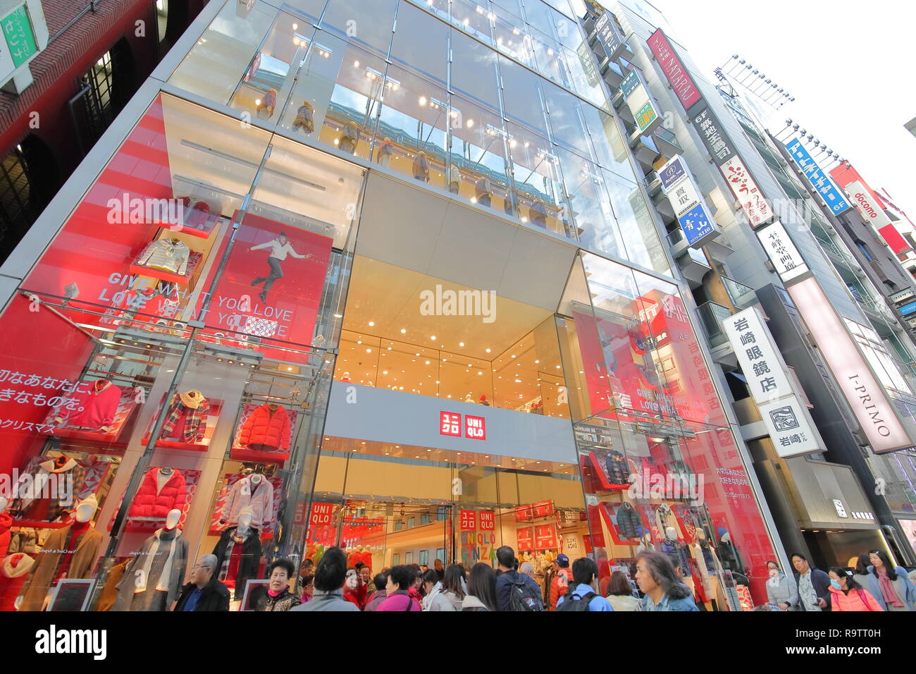 People visit Uniqlo shop in Ginza Tokyo Japan Stock Photo - Alamy