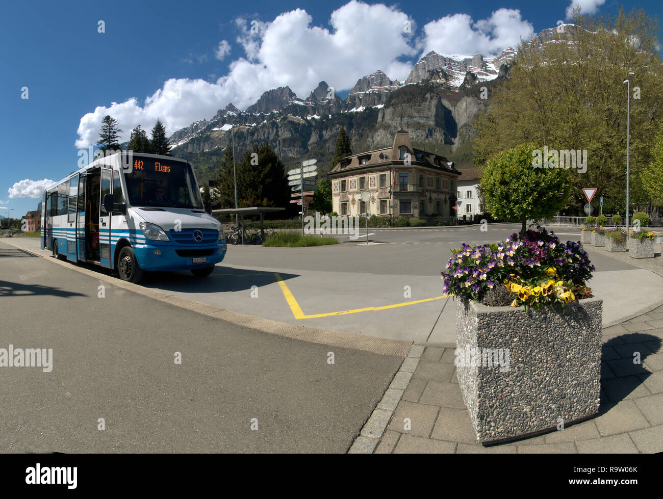442 bus hi-res stock photography and images - Alamy