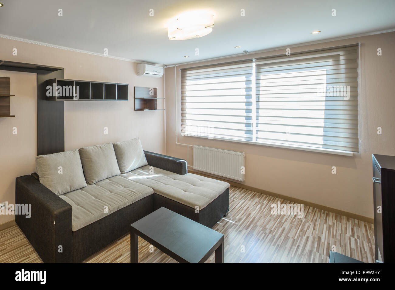 TWO-TONE MODERN FLATS main image 1