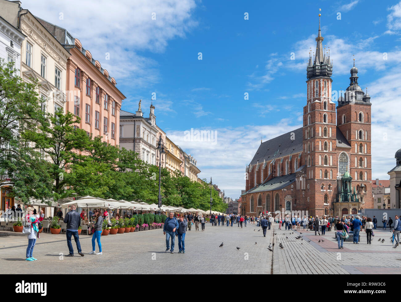 St Mary's Basilica in the Main Square ( Rynek Główny ), Kraków, Poland Stock Photo