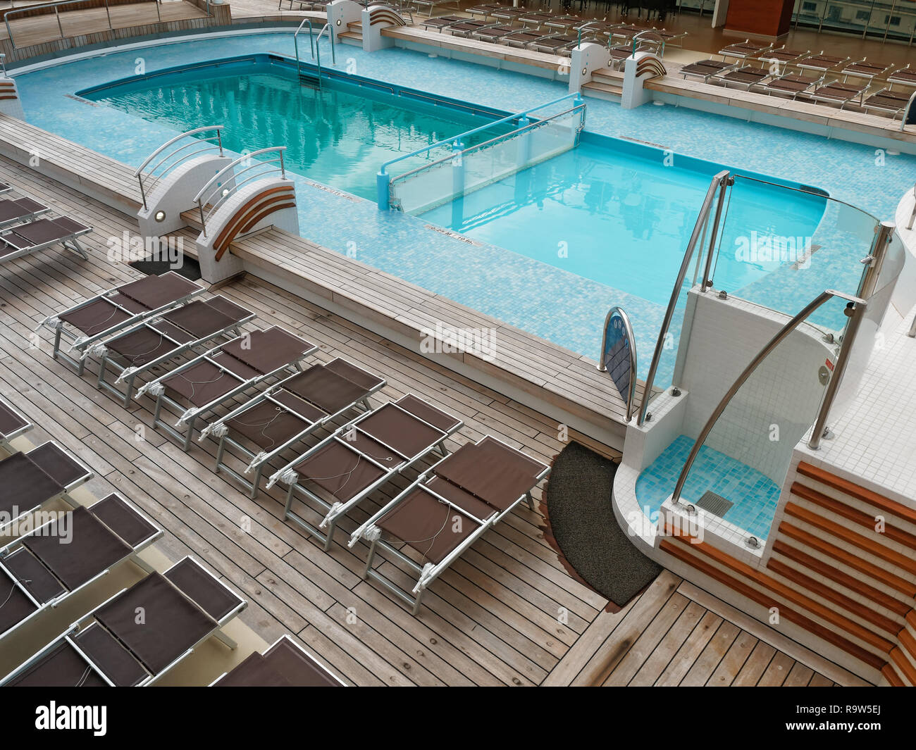 Empty infinity swimming pool hi-res stock photography and images - Alamy