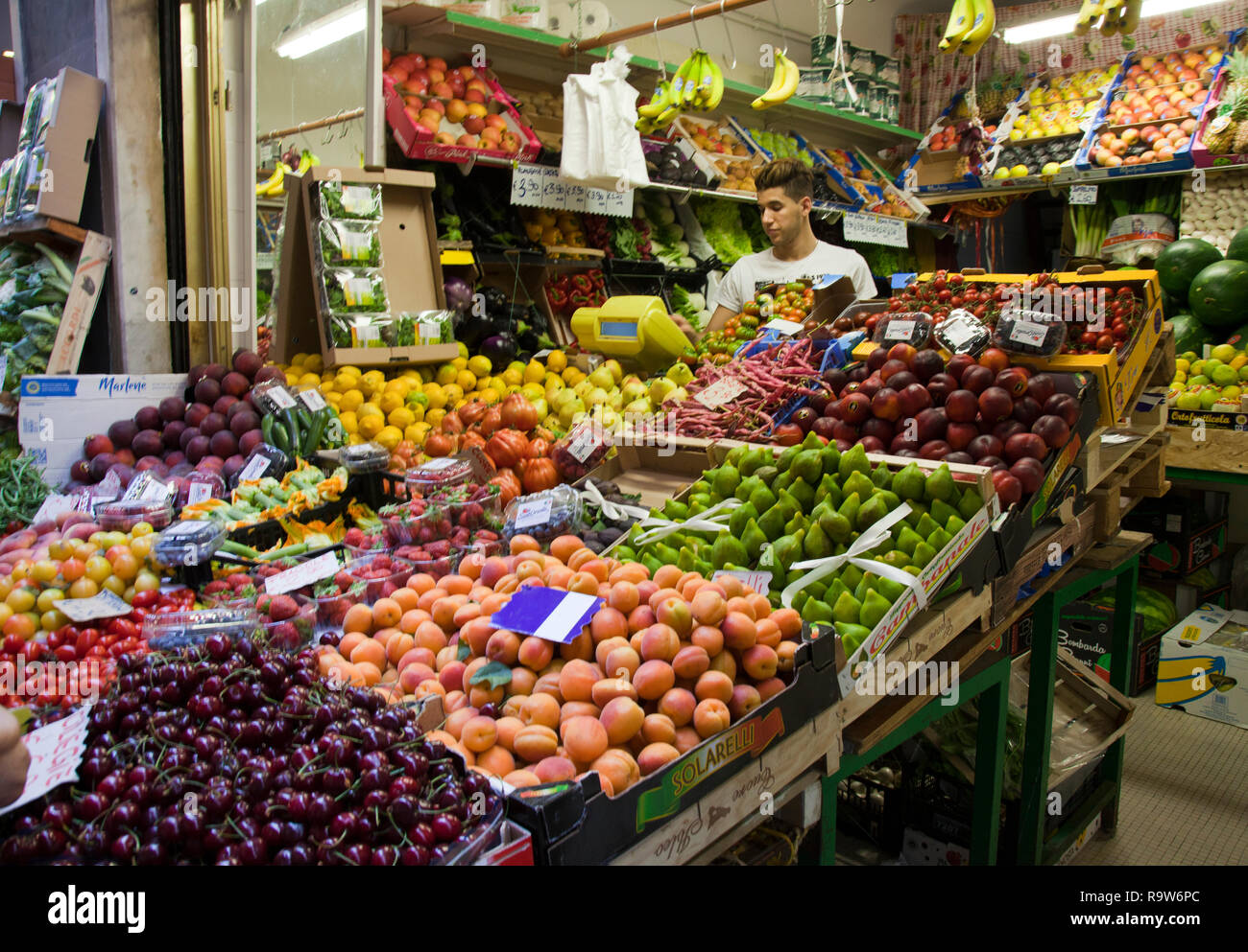 Sidewalk fruit stand hi-res stock photography and images - Alamy