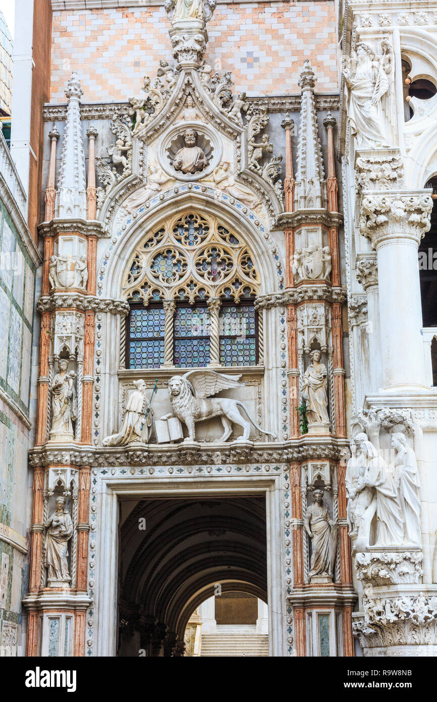 Detail view facade palace hi-res stock photography and images - Alamy