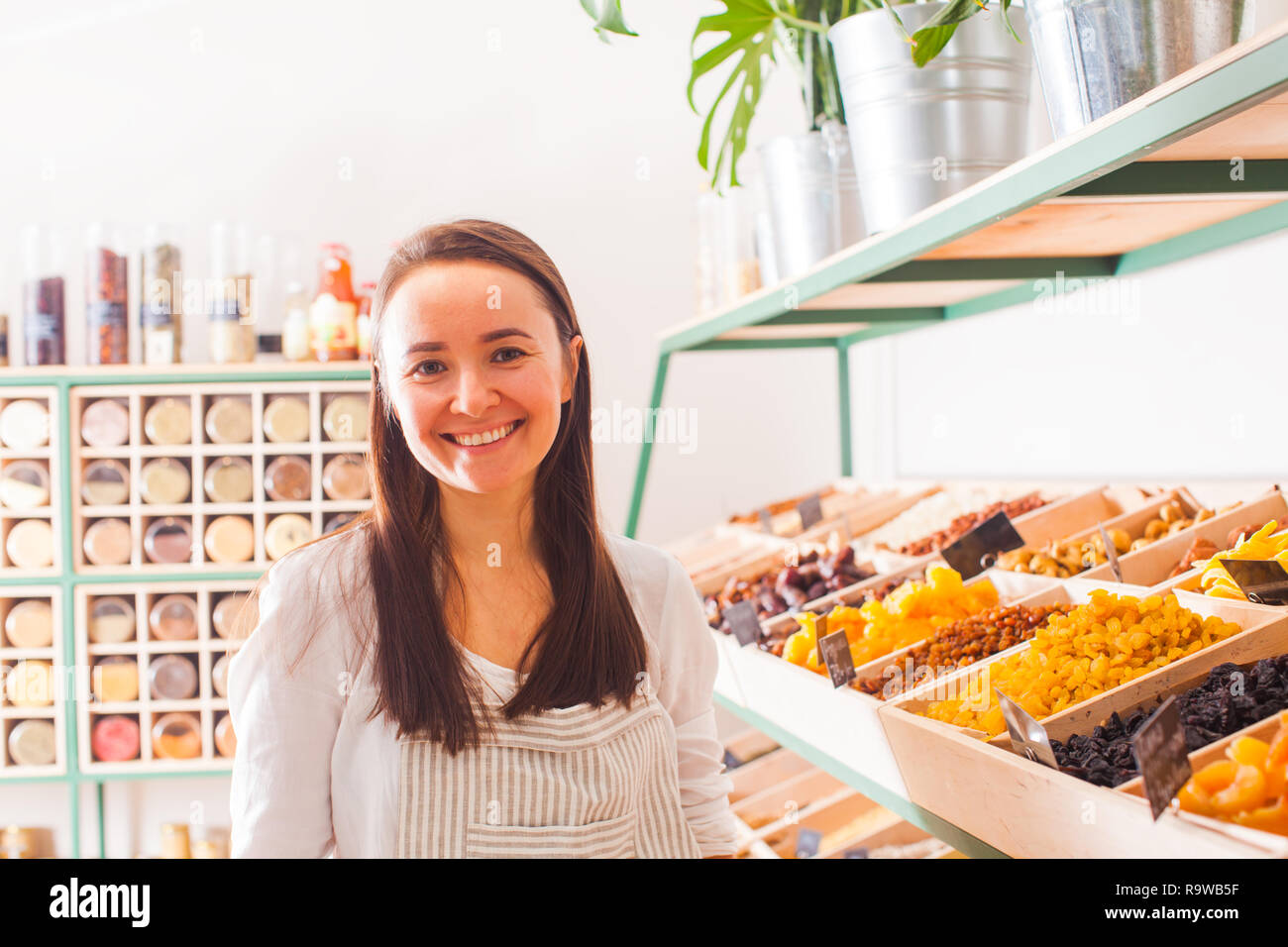 Женщина продавщица. Продавец женского рода. Продавец в магазине. Женщина продавец за прилавком. Продавец женского рода.