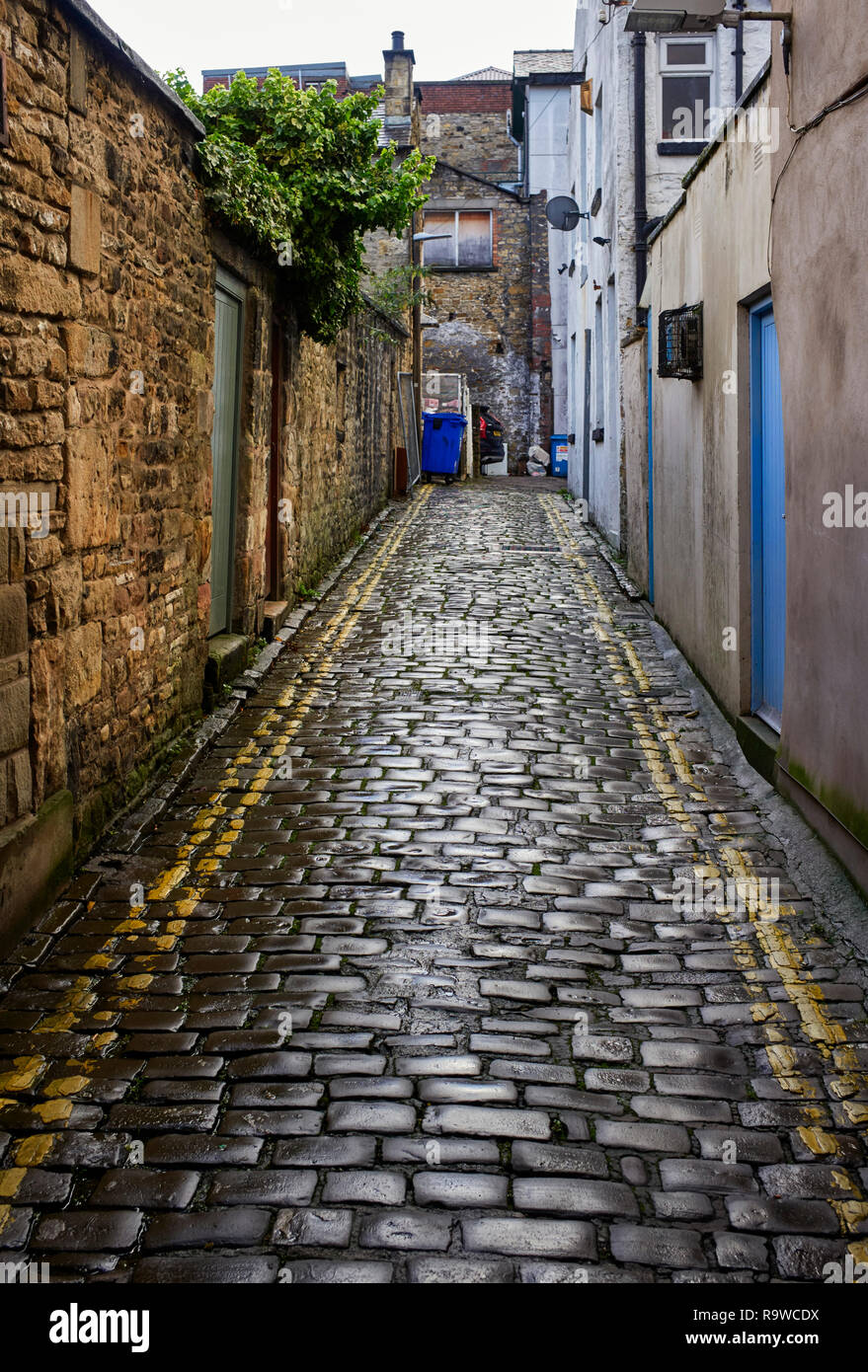 Cobbled back alleyway in the centre of Lancaster, northern Britain Stock Photo