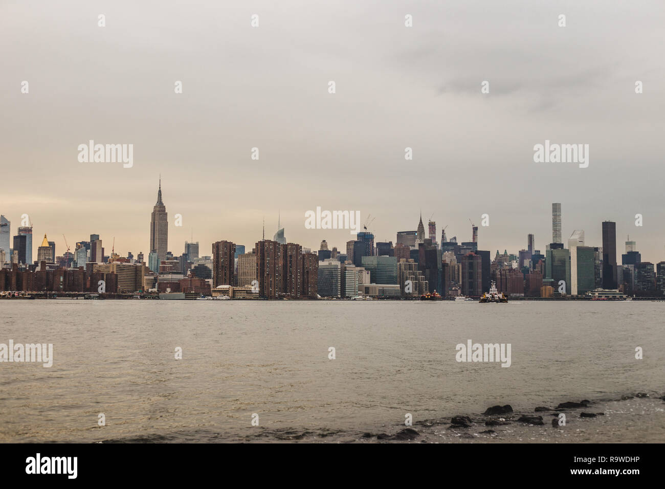 Sunrise over new york city skyline hi-res stock photography and images ...
