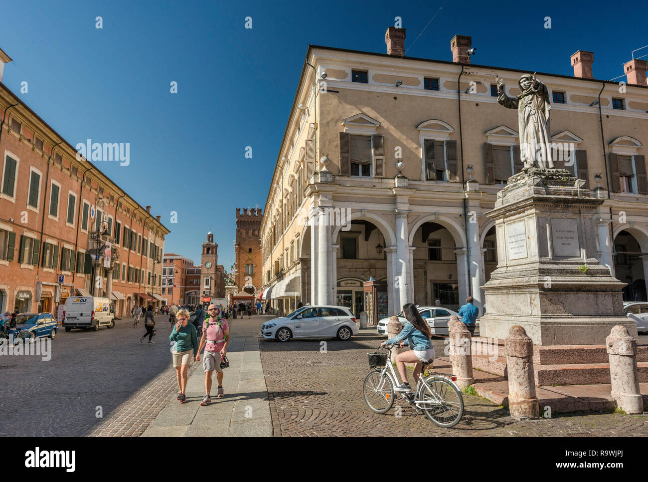 Girolamo Savonarola statue, Piazza Savonarola at