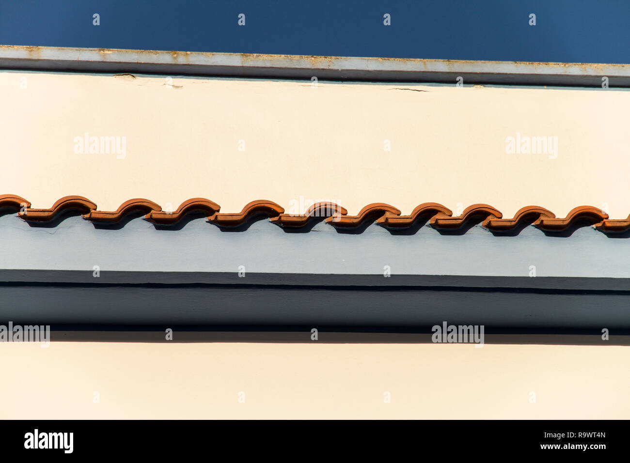 House of sea with a line of tiles that draws defined lines in layers of