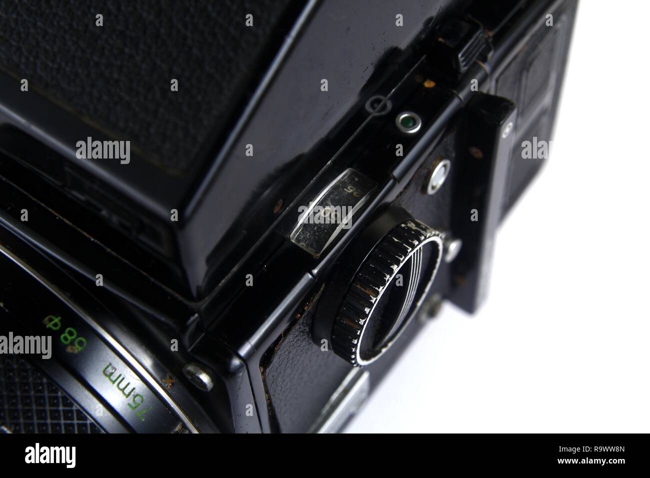 Close up shot of the shutterspeed dial of a vintage medium format film
