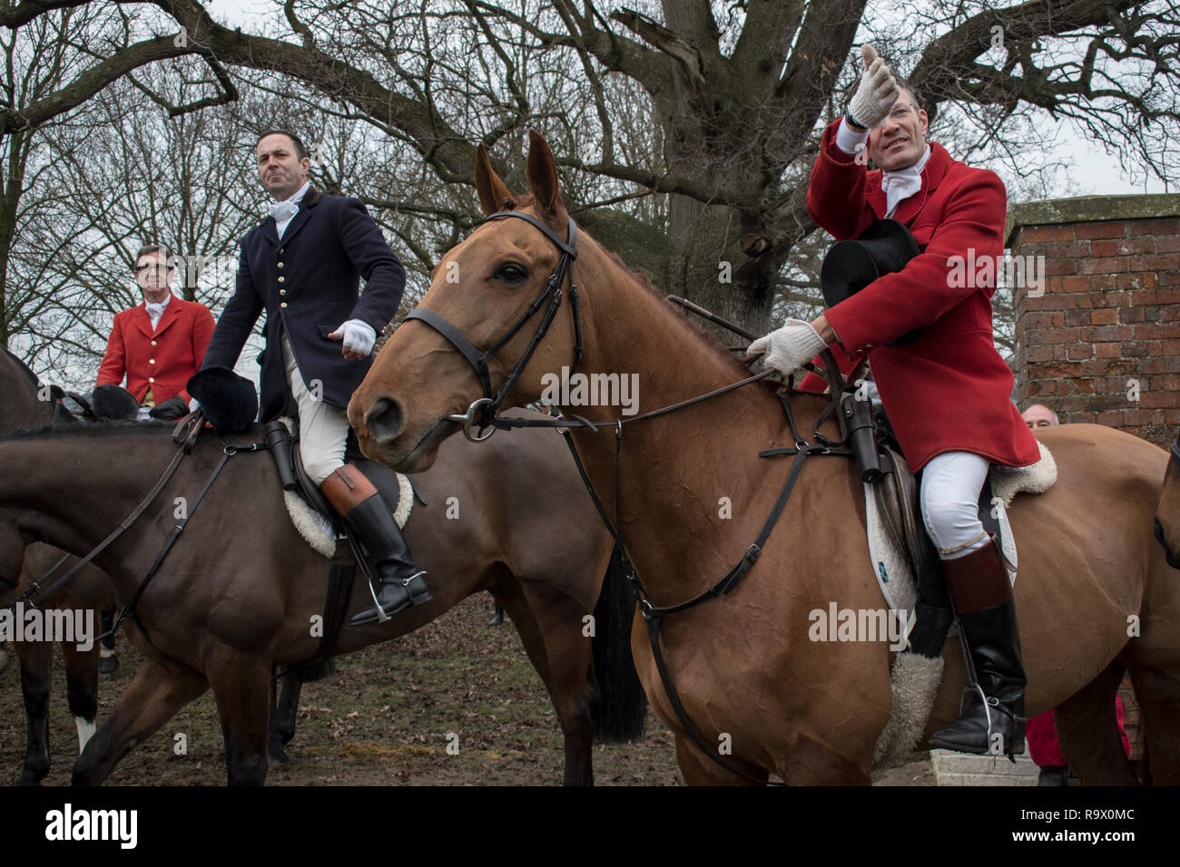 Chiddingfold Leconfield and Cowdray Hunt fox hunt Meet at Petworth Park West Sussex Boxing Day 2018 Julian Edge MFH in blue centre. Charles Homan pointing. There are four joint Masters. Opening speeches. HOMER SYKES Stock Photo