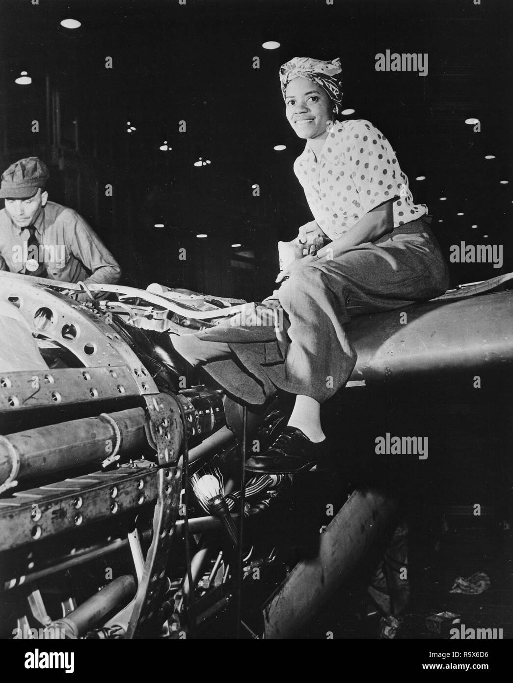 Riveter at Lockheed Aircraft Corporation, Burbank, California., 1940-1945 Stock Photo