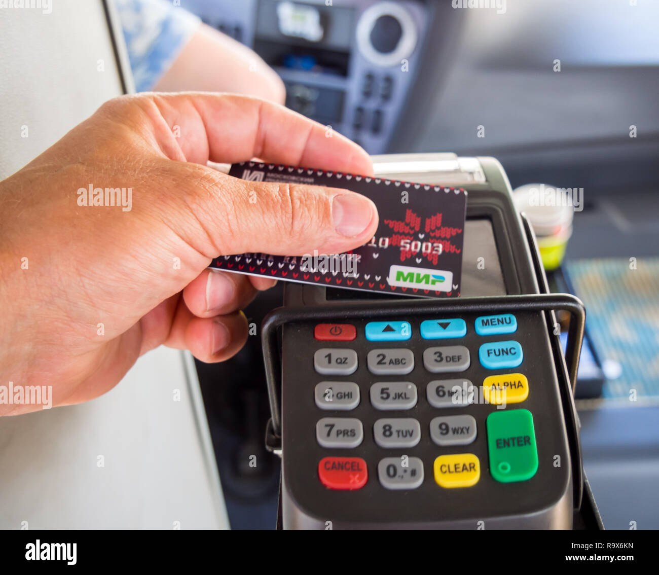 Безналичная оплата в автобусах. Оплата проезда банковской картой. Какой картой можно расплачиваться в автобусе. Безналичная оплата проезда. Оплата картой в автобусе.