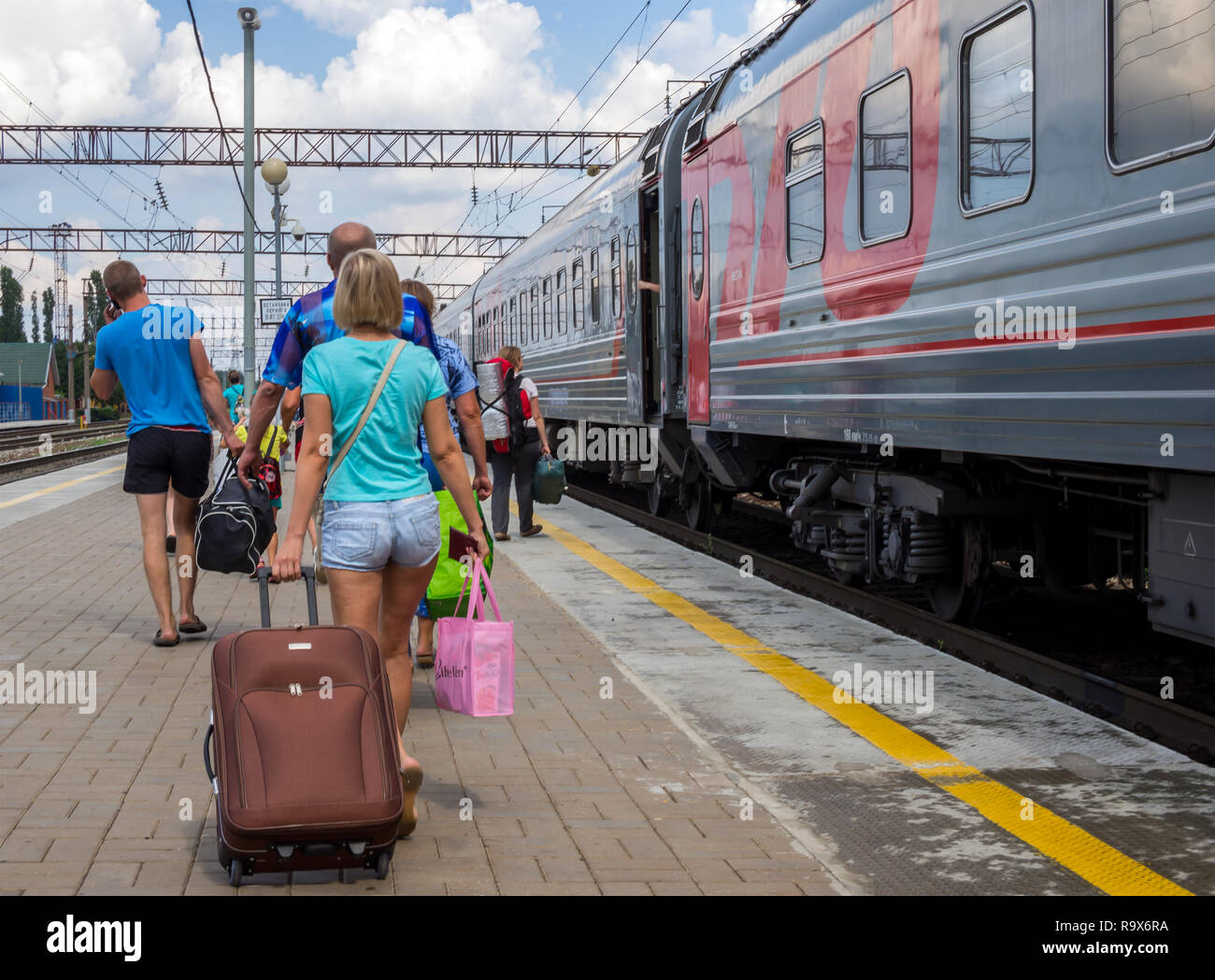 Пассажиры общественного транспорта. Люди в автобусе. Встреча пассажиров в самолете. Пассажиры в автобусе. Станции с пассажирами на перроне.