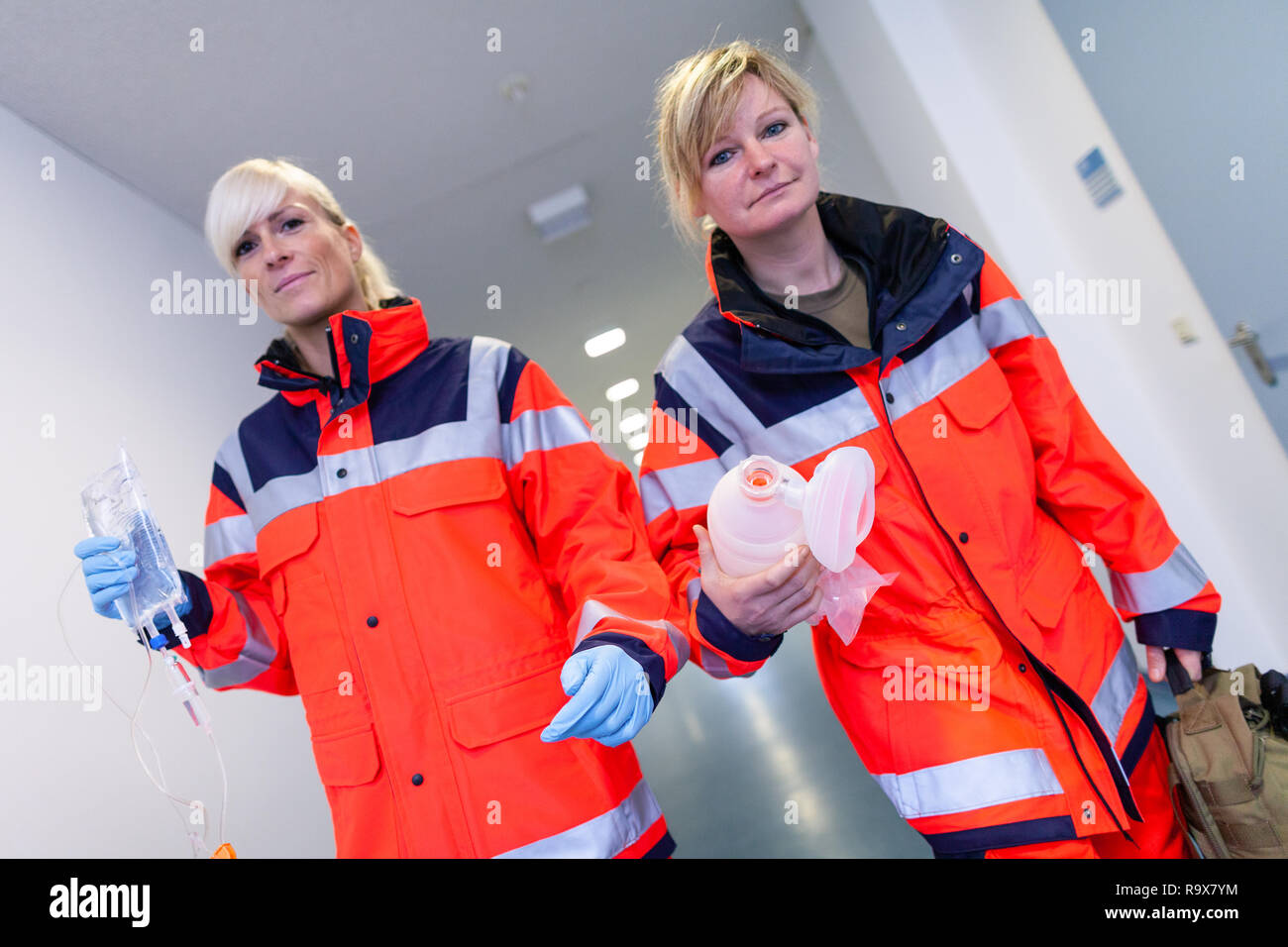 Female paramedics hi-res stock photography and images - Alamy