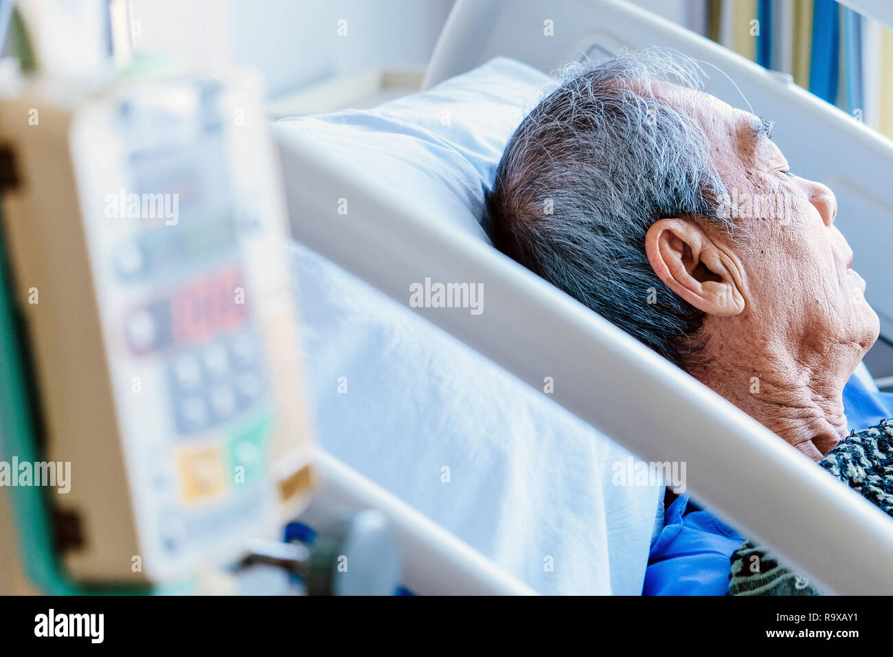 Elderly man in hospital bed hi-res stock photography and images - Alamy