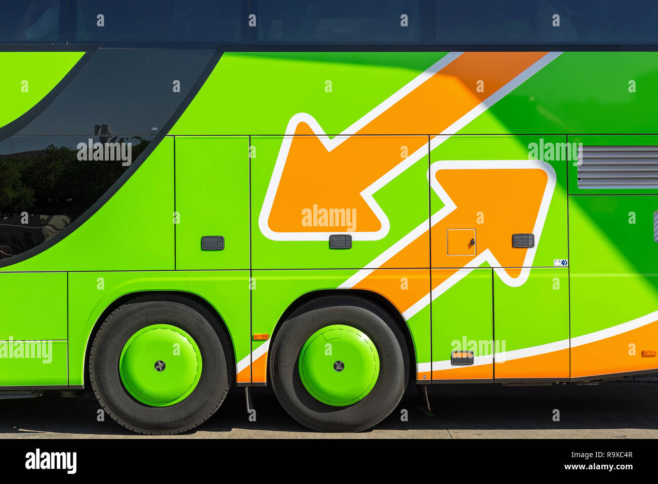08.05.2018, Berlin, Deutschland - Bus des Fernbusunternehmens Flixbus am Zentralen Omnibusbahnhof Berlin. 0MC180508D417CARO [MODEL RELEASE: NOT APPLIC Stock Photo