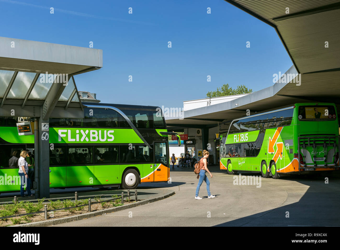 08.05.2018, Berlin, Deutschland - Busse des Fernbusunternehmens Flixbus am Zentralen Omnibusbahnhof Berlin. 0MC180508D423CARO [MODEL RELEASE: NO, PROP Stock Photo