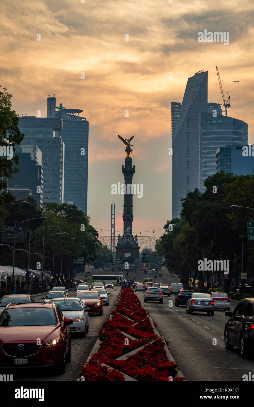 El Angel de la independencia tomado con drone luciendo su color oro con  reforma como fondo en la bella ciudad de mexico Photos