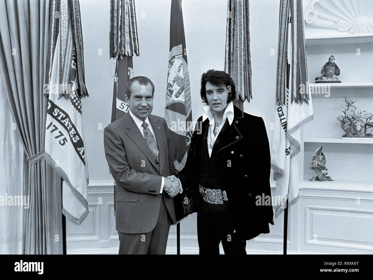 President Richard M. Nixon and Elvis Presley in the Oval Office of the White House. Stock Photo