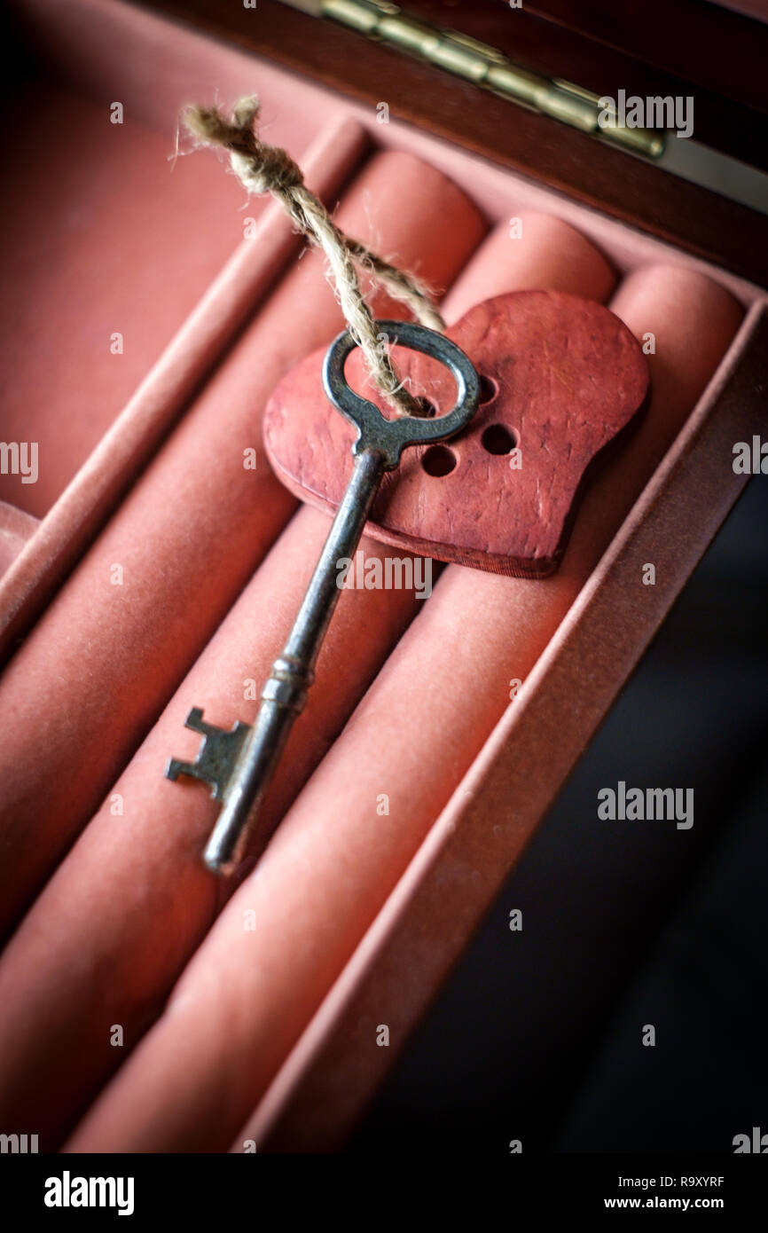 Где ключ от сердца. Ключик с сердечком. Сердце с ключиком. Ключ от сердца. Где ключ от сердца.